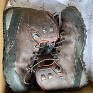 Arc’teryx Bora Mid Leather Goretex hiking boots - women’s 9
